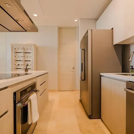 Modern With 2 Bedroom Bbq And Views *